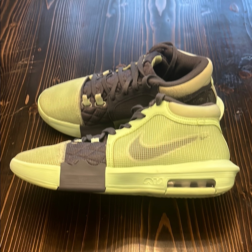Nike Men's LeBron Witness 8 VIII Green and Gray Basketball Shoes